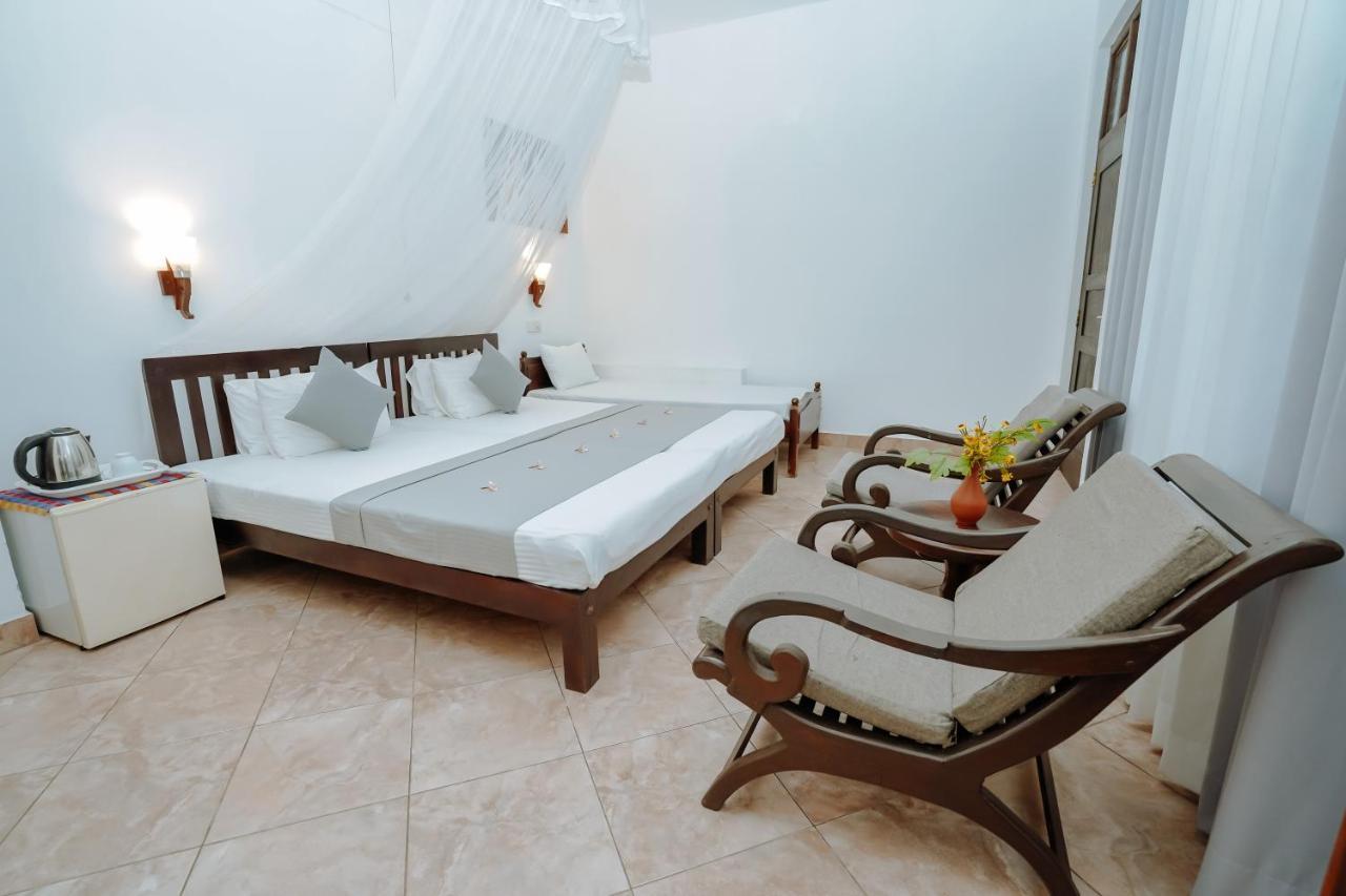 Blue Sky Beach Resort Unawatuna Bagian luar foto