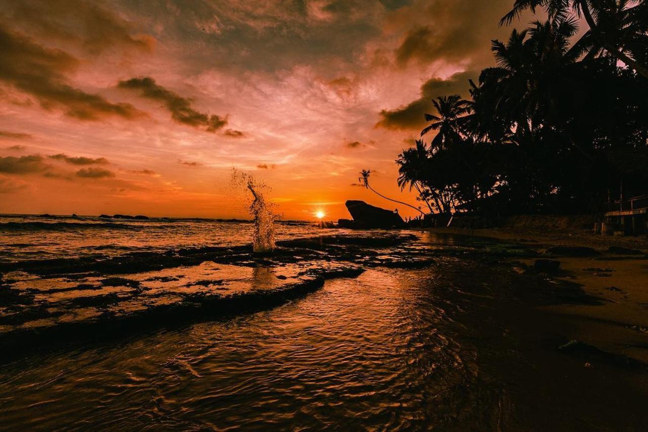 Blue Sky Beach Resort Unawatuna Bagian luar foto