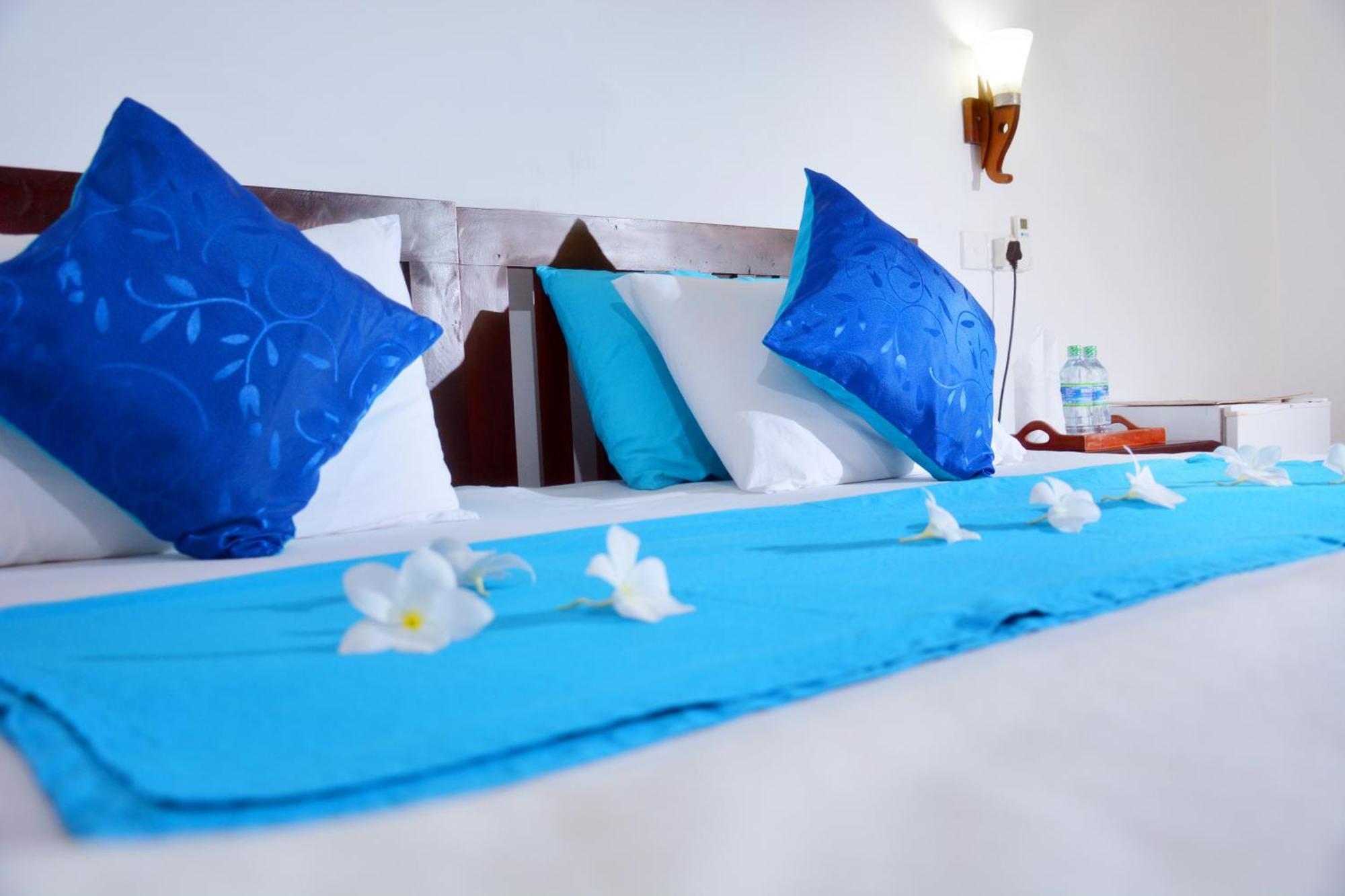 Blue Sky Beach Resort Unawatuna Bagian luar foto