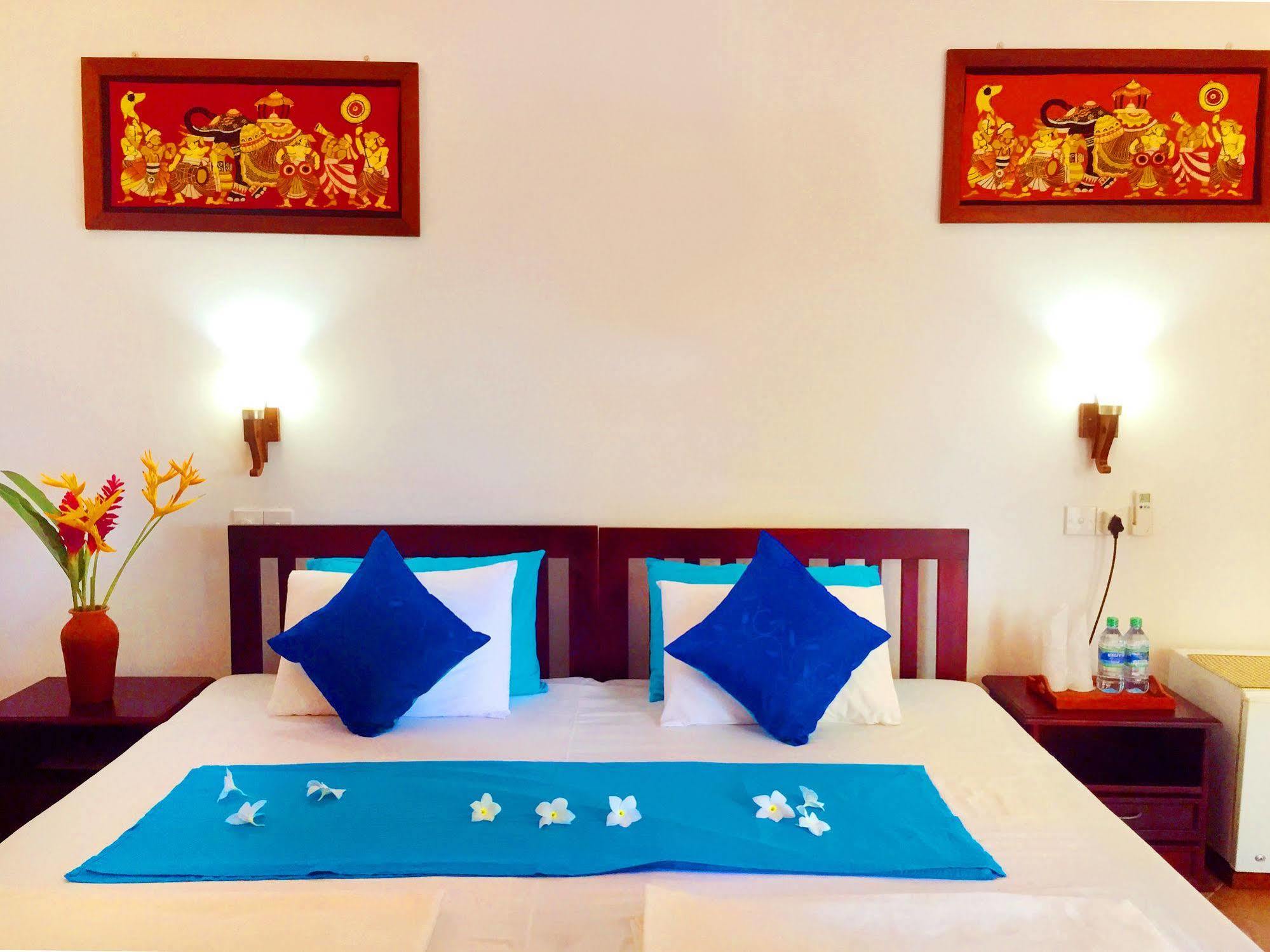 Blue Sky Beach Resort Unawatuna Bagian luar foto