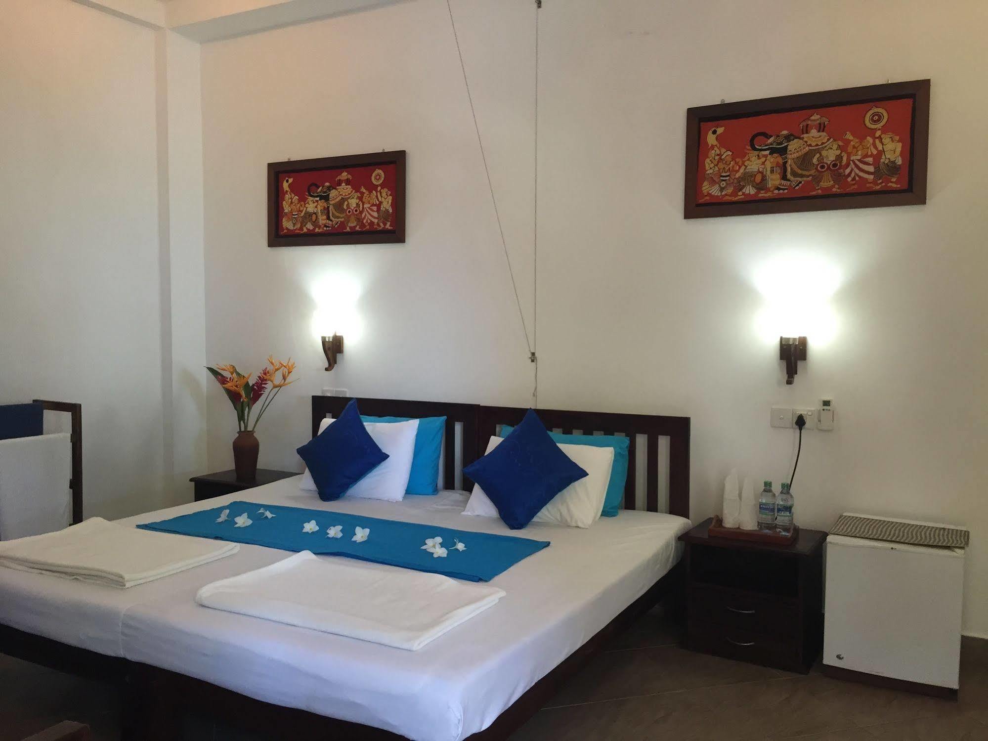 Blue Sky Beach Resort Unawatuna Bagian luar foto