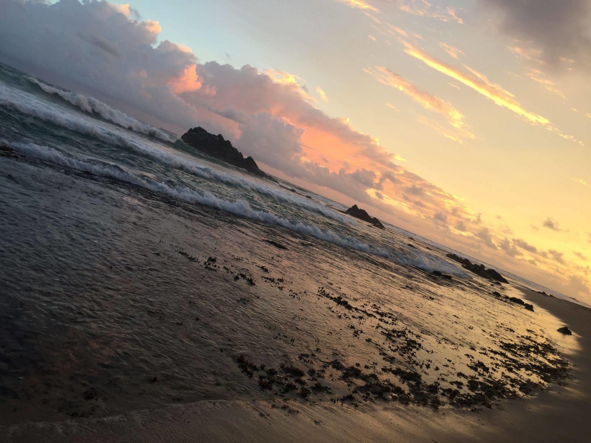 Blue Sky Beach Resort Unawatuna Bagian luar foto