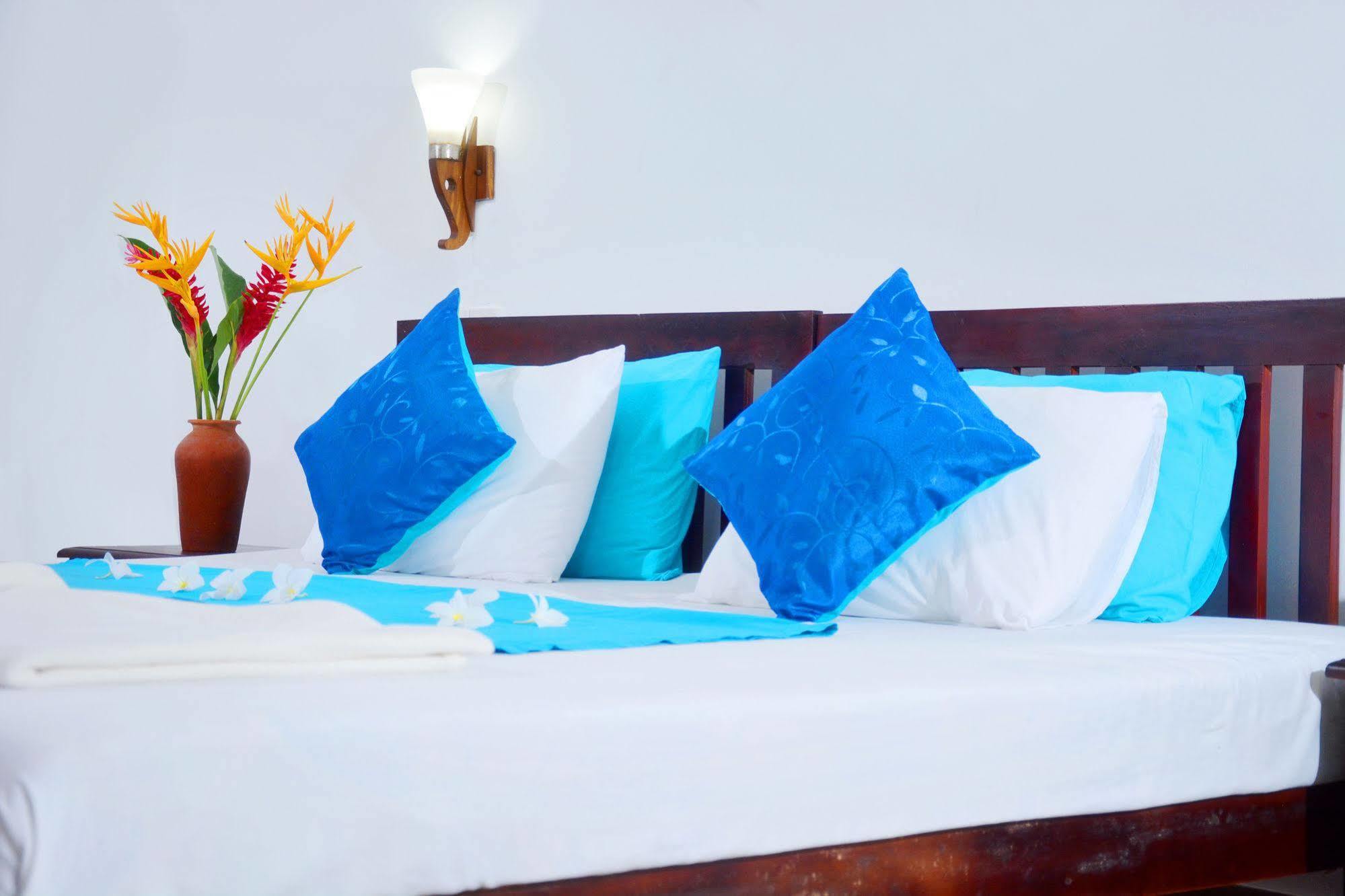 Blue Sky Beach Resort Unawatuna Bagian luar foto