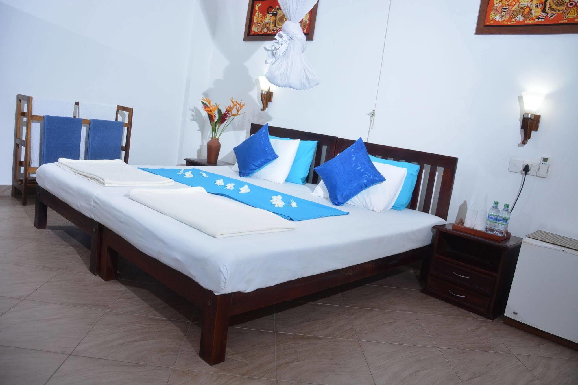Blue Sky Beach Resort Unawatuna Bagian luar foto