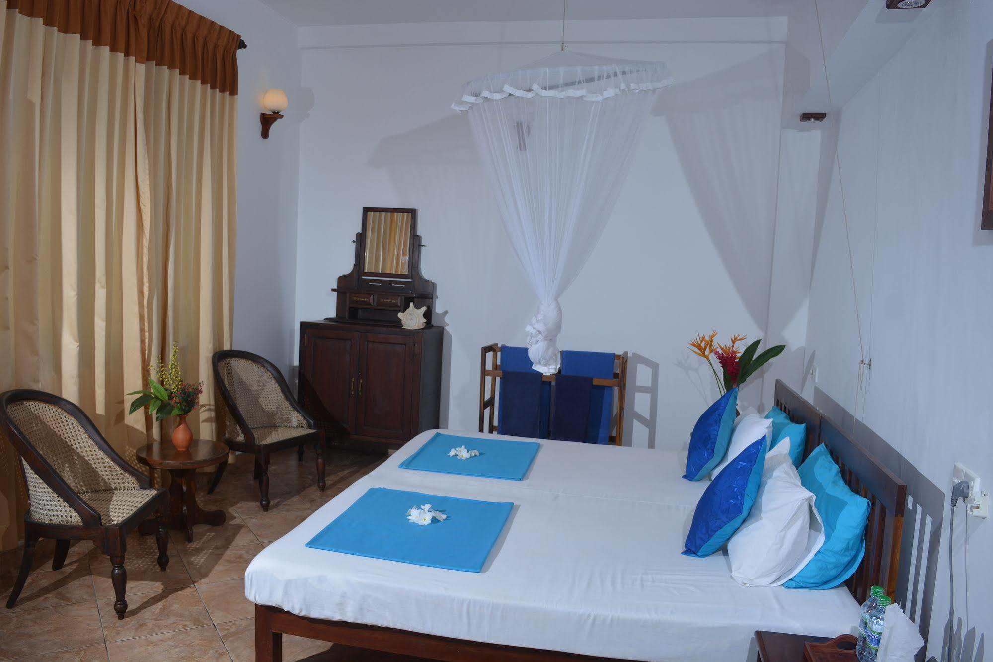Blue Sky Beach Resort Unawatuna Bagian luar foto
